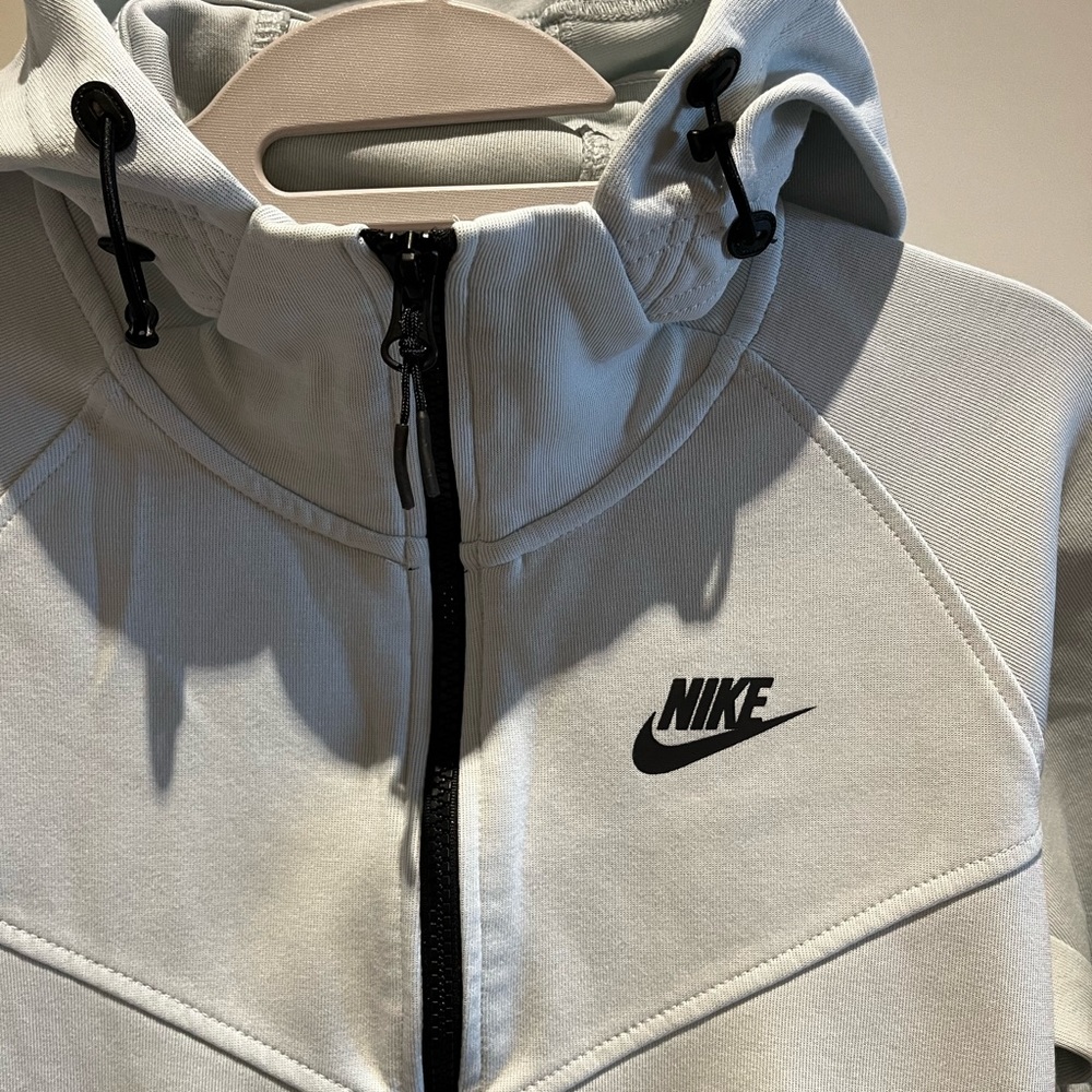 Women’s Nike Zip Up Sweatshirt~ size M - Picture 3 of 6